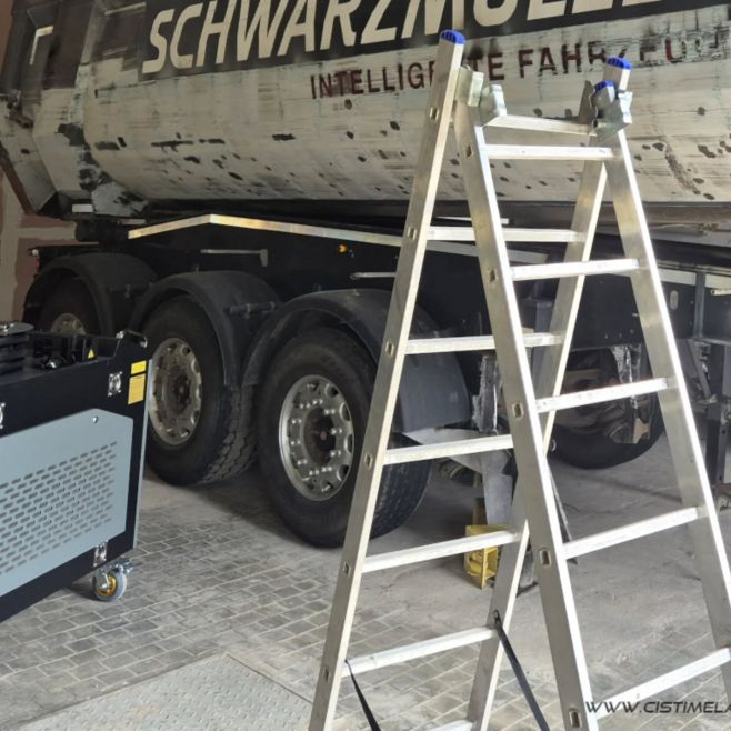 Testování nového modelu kontinuálního laseru MRJ-FL-C2000W na odolném laku návěsu😉 #laserovéčištění #laserem...